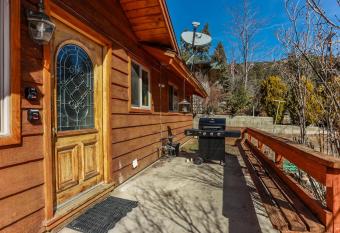 1916-Shasta Mountain Cabin home has Balcony rooms