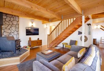 1980-Cedar Chalet home has Balcony rooms