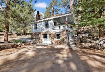 2096-Pinglewood Cabin home has Balcony rooms