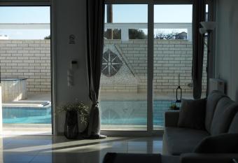 EMVI APARTMENTS II near airport allows 18 year olds to book a room