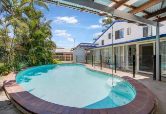 Mediterranean Beach House- Pet Friendly Mooloolaba has Balcony rooms