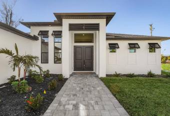 Alivia   s Sunset Pool house has rooms with a private hot tub