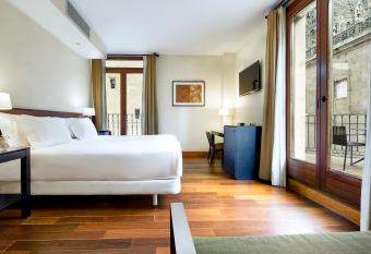 Sercotel Puerta de la Catedral allows 18 year olds to book a room