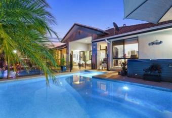 Holiday Retreat with Pool, Spa, Games, Gym & more has rooms with a private hot tub