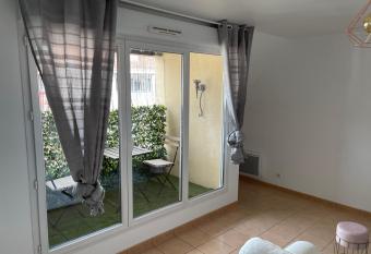 Charmant 2 pi  ces    la Gare de CREIL has Balcony rooms