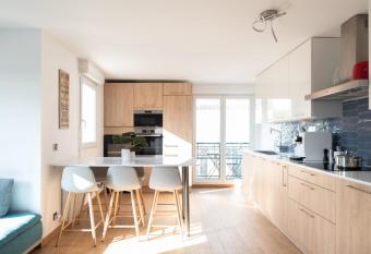 Bright apartment with balcony in Saint-denis has Balcony rooms