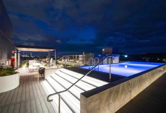 Mulberry 2BR-2BA Rooftop Pool, BBQ, WiFi & Netflix - Central Location allows 18 year olds to book a room