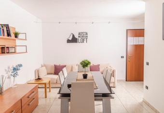 Aosta Mountain Loft - Netflix & Relax has Balcony rooms