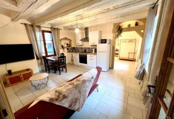 La jolie maison bleue, au coeur de l Alsace allows 18 year olds to book a room