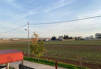 Apartment in madba has rooms with a private hot tub