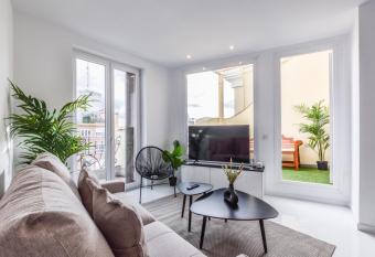 AmazINN Places Embajadores VI has Smoking/Balcony rooms