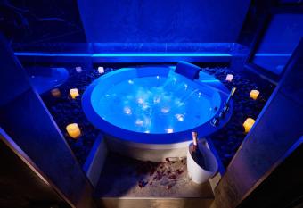 Mamaco I Teatro Rooms has rooms with a private hot tub