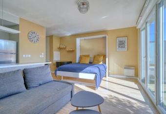 Charmant studio avec terrasse et parking has Balcony rooms