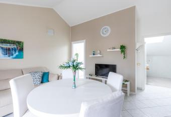 Elly s Home [Parcheggio Privato] has Balcony rooms