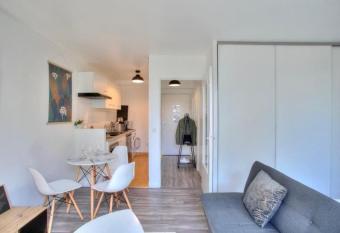 Studio spacieux avec terrasse et parking allows 18 year olds to book a room