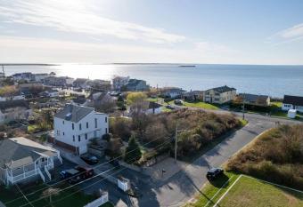 3 story beach waterview, 3 KING beds, golf putting green! has Balcony rooms