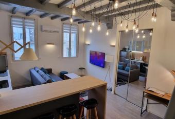 Logement climatis   enti  rement r  nov   en hyper centre! Le R  tro Chic - Parking gratuit - Linge et serviettes inclus has Balcony rooms