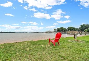 Cozy Lake Home o Jacuzzi King Bed Marina Access allows 18 year olds to book a room