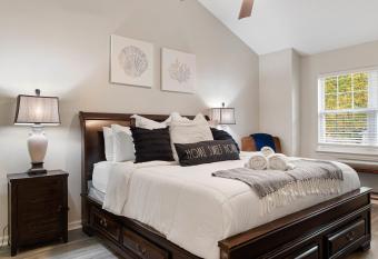 Updated 3B 2 5B University Home -King Bed- Jacuzzi has rooms with a private hot tub