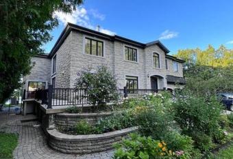 Villa Delrose Waterfront has Balcony rooms