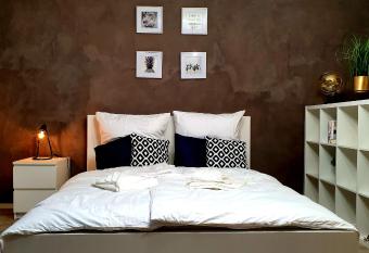    WOW! Stylish Studio in Centre Near University    allows 18 year olds to book a room