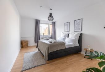 Modernes und Zentralgelegenes Apartment mit K  che, Netflix, und Balkon allows 18 year olds to book a room