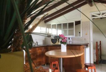 T1 De Charme- Au c  ur de la Grande-Terre allows 18 year olds to book a room