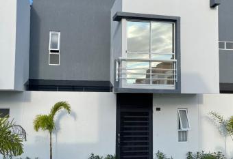 Casa totalmente c  moda y funcional has Balcony rooms