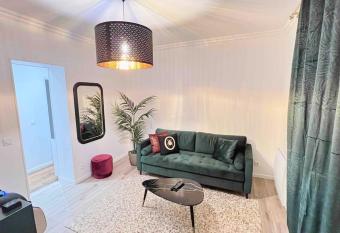 IDF18-1C luxury Apartment Tram Paris 30min has rooms with a private hot tub