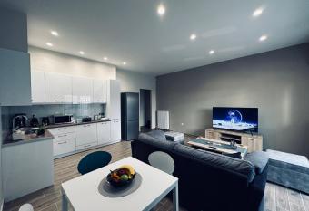 Hodos Luxury APT near ATH-Airport has Balcony rooms