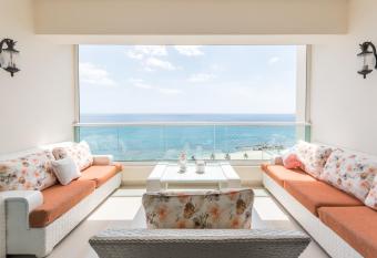 Lovely Oceanfront, 1Br,gym,check in 24 hrs,Pool, BBQ has Balcony rooms