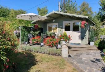 The Country Cabin Hideaway has Balcony rooms