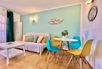 Casa Relu Urbanizaci  n Torres del Castillo allows 18 year olds to book a room