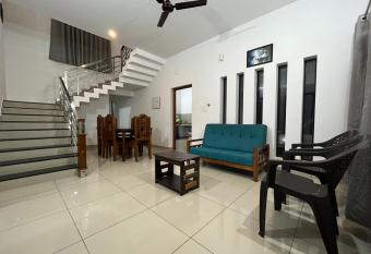 HOLLYWOOD Villa has Balcony rooms