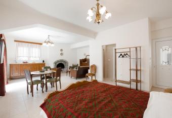 Prasini Folia - Studio SOHORA allows 18 year olds to book a room