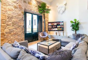 AmazINN Places Casco Viejo Penthouse Rooftop and Pool has rooms with a private hot tub