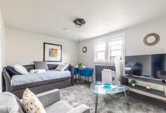 1BR - Boutique Apt - PRIME DT Location allows 18 year olds to book a room