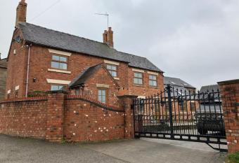 Woodbine Cottage-PART OF ALTON COTTAGES has Balcony rooms