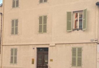 T2 meuble allows 18 year olds to book a room