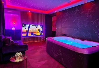 Nouveaut   Escapade Romantique Jacuzzi privatif allows 18 year olds to book a room