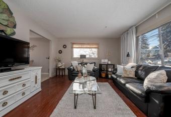 Cozy 4BD House in Calgary Near Restaurants and Cafe has Balcony rooms