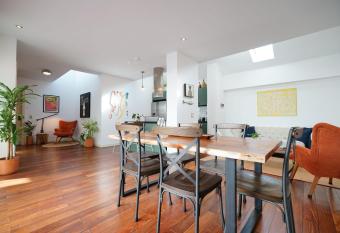 Lovely 1BR with Balcony in Casco Viejo allows 18 year olds to book a room