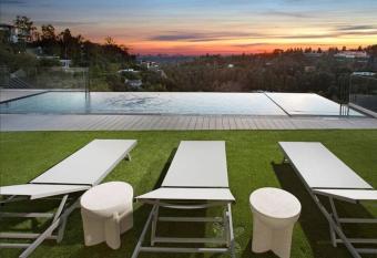 The Black Card Villa- 5 Bedroom with Private pool and Roof Deck has rooms with a private hot tub