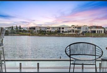 Luxury Lake View - with pool -Sunshine Coast allows 18 year olds to book a room