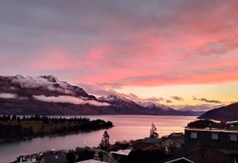 Spacious Home with Awesome Lake Views has rooms with a private hot tub