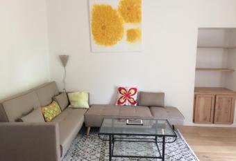 La MAISON du ROUGE GORGE has Balcony rooms