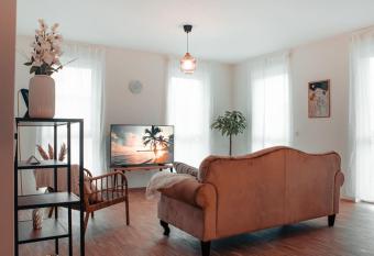 Modern 2 R-Apartment/Netflix/Fitness/Billiard has Balcony rooms