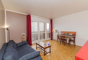 Beautiful spacious apt in the heart of Bagnolet has Balcony rooms