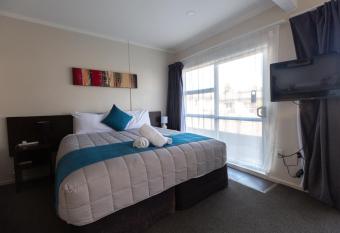 Lake Breeze Motel allows 18 year olds to book a room