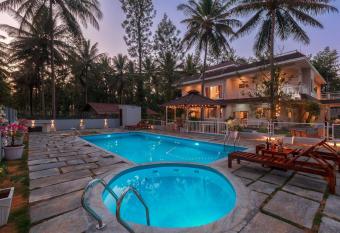 StayVista at Bask In The Greens with Breakfast & Pet Friendly Villa has Balcony rooms